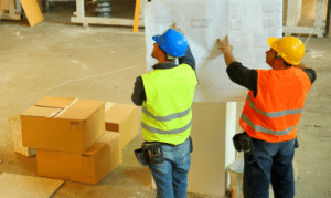 Bouw-plan bespreken op bouwplaats