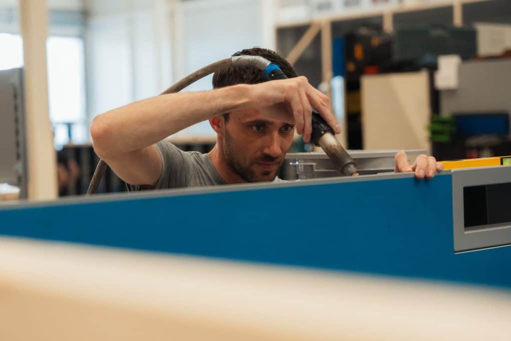 Assemblage werk prefab zwembad in fabriekshal